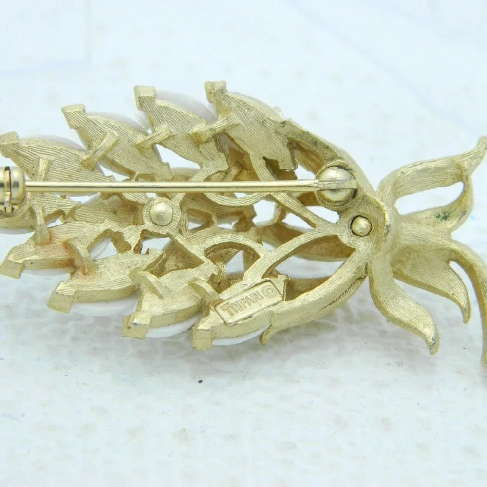 Mid Century CROWN TRIFARI Gold Tone White Lucite - Picture 5 of 5